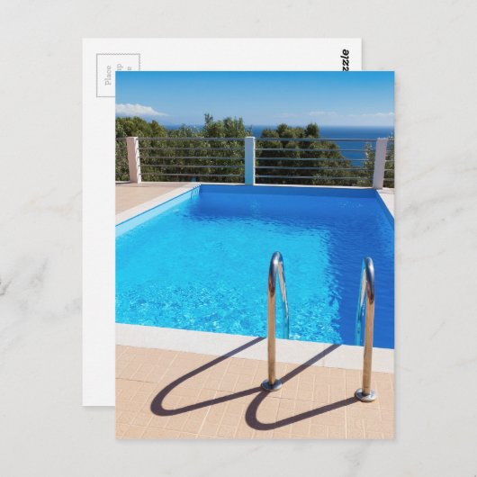 Blauw zwembad met treden op het zee briefkaart (Voorkant / Achterkant)