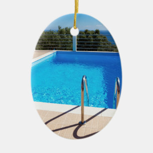 Blauw zwembad met treden op het zee keramisch ornament