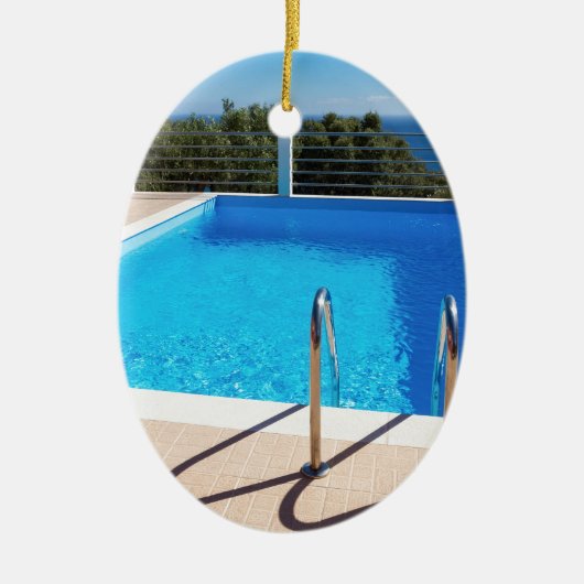 Blauw zwembad met treden op het zee keramisch ornament (Voorkant)