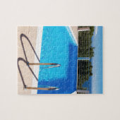 Blauw zwembad met treden op het zee legpuzzel (Horizontaal)