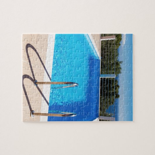 Blauw zwembad met treden op het zee legpuzzel (Horizontaal)