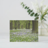 Blauwbellen en eikenbomen in de lente, kleine hagl briefkaart (Staand voorkant)
