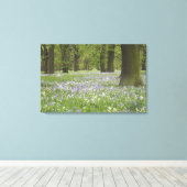 Blauwbellen en eikenbomen in de lente, kleine hagl canvas afdruk (Insitu (Houten vloer))