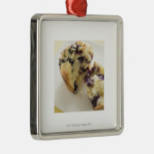 Blauwbes met een witte bord metalen ornament (Rechts)