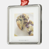 Blauwbes met een witte bord metalen ornament (Links)