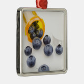 Blauwbessen die op recept uit de fles komen metalen ornament (Rechts)