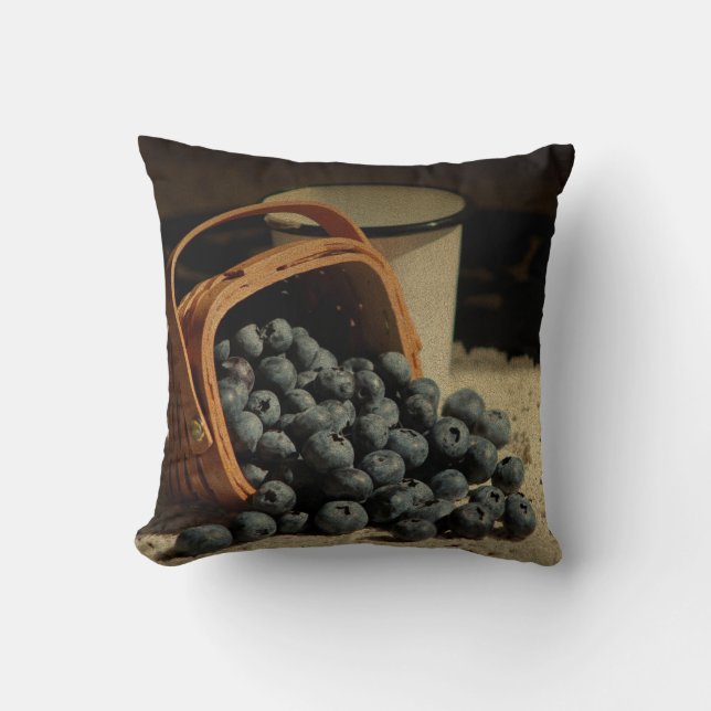 Blauwbessen in mandje - Oude World Stills Series Kussen (Voorkant)