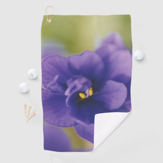 Blauwbloeiende bloem van Violet Saintpaulia Zoomed Golfhanddoek (Insitu)