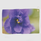 Blauwbloeiende bloem van Violet Saintpaulia Zoomed Golfhanddoek (Horizontaal)