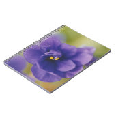 Blauwbloeiende bloem van Violet Saintpaulia Zoomed Notitieboek (Linkerzijde)