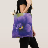 Blauwbloeiende bloem van Violet Saintpaulia Zoomed Tote Bag (Dichtbij)