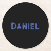 Blauwe aangepaste naam op zwart ronde kartonnen onderzetter (Voorkant)