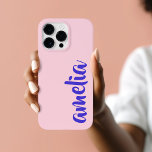 Blauwe aangepaste naam script roze Case-Mate iPhone 14 pro max hoesje<br><div class="desc">Roze telefoonhoes met jouw naam in het blauw in een script lettertype.</div>