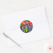 Blauwe aardbeien en frambozen ronde sticker (Envelop)