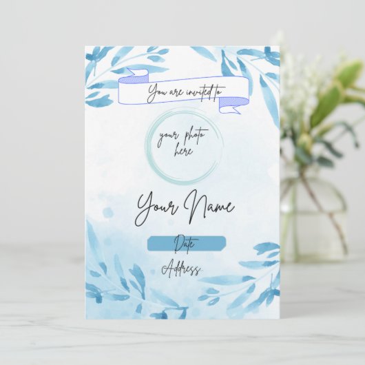 Blauwe achtergrond bloemenverjaardagsuitnodiging kaart (Staand voorkant)