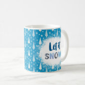 Blauwe achtergrond met bomen en 'Laat het sneeuwen Koffiemok (Voorkant rechts)