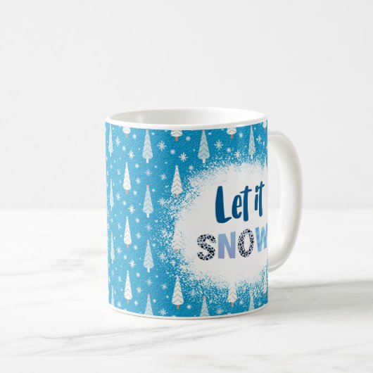 Blauwe achtergrond met bomen en 'Laat het sneeuwen Koffiemok (Voorkant rechts)