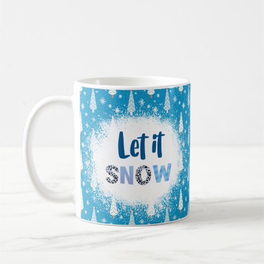 Blauwe achtergrond met bomen en 'Laat het sneeuwen Koffiemok (Links)