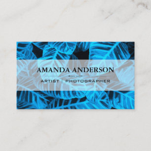 Blauwe achtergrond van tropische bladeren visitekaartje