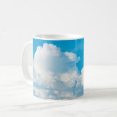 Blauwe achtergrond wolken wit koffiemok (Voorkant links)