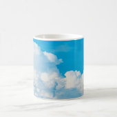 Blauwe achtergrond wolken wit koffiemok (Center)