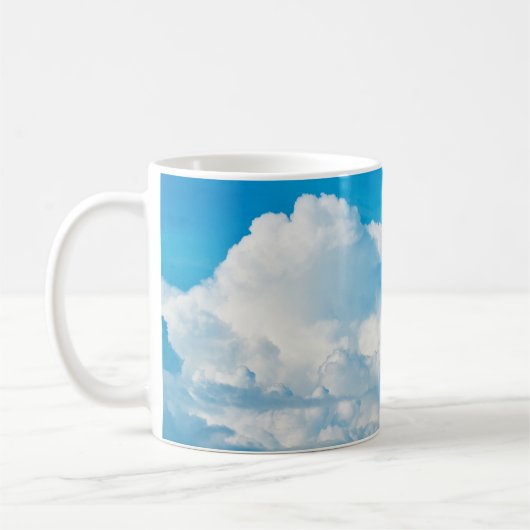 Blauwe achtergrond wolken wit koffiemok (Links)