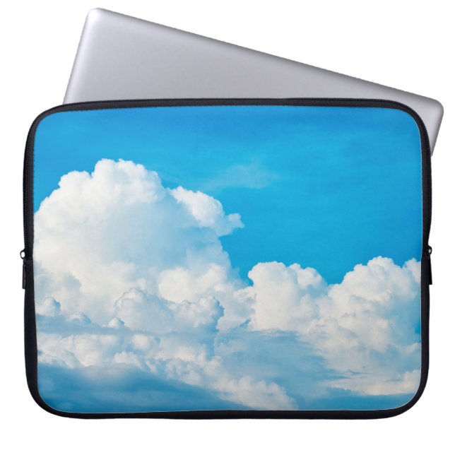 Blauwe achtergrond wolken wit laptop sleeve (Voorkant)