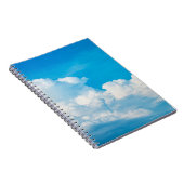 Blauwe achtergrond wolken wit notitieboek (Rechterzijde)