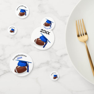Blauwe afstudeerhoed op een voetbal confetti