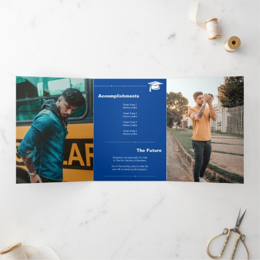 Blauwe, AFSTUDEREN letters en Pet Afstuderen Drieluik Aankondiging (Binnen)