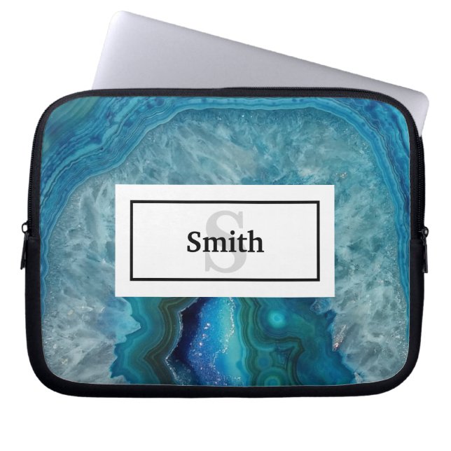 Blauwe Agaat Geode Rock met Naam en Monogram Laptop Sleeve (Voorkant)