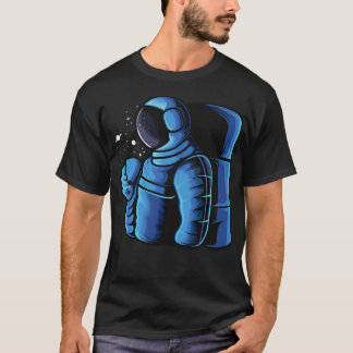 Blauwe astronaut geniet van koffie in de ruimte t-shirt