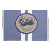 Blauwe auto die door een muur kruipt kussensloop (Voorkant)