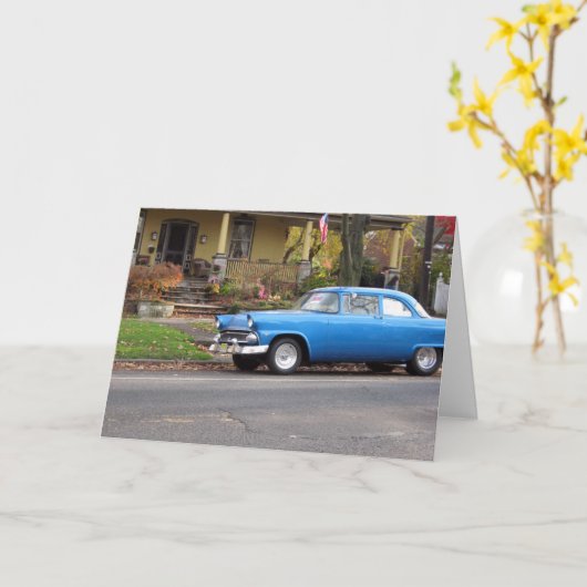 Blauwe auto in kleine stad Verjaardag Kaart, Kaart (Gele Bloem)