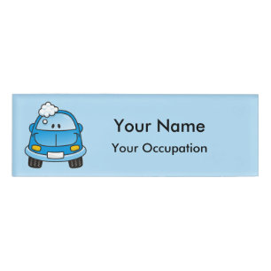 Blauwe auto met bellennaam naambadge