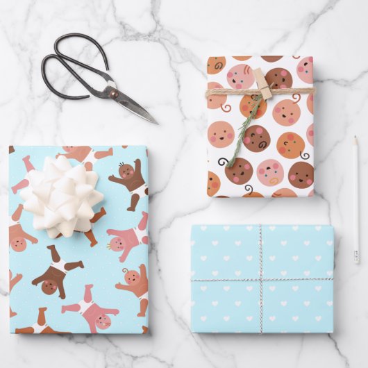 Blauwe babyjongen die papier verpakt, vellen 3 (Voorkant)