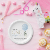 Blauwe ballon, eucalyptus, groen, eerste verjaarda papieren bordje (Feest)