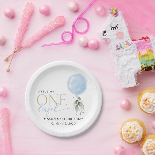 Blauwe ballon, eucalyptus, groen, eerste verjaarda papieren bordje (Feest)