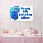 Blauwe ballonnen Happy Birthday Boys Party Spandoek<br><div class="desc">Verjaardagsfeestbanner met aangepaste tekst en blauw ballonontwerp. Groot formaat (2, 5 x 4 voet) witte banner versierd met drie trossen ballonnen. Helderblauwe, lichtblauwe en blauwgroen blauwe kleuren naast grote, vette, donkerblauwe tekst. Voorbeeldtekst is: "Happy 6th Birthday (name)". U kunt maximaal vier regels tekst toevoegen die in de ruimte passen. Het...</div>