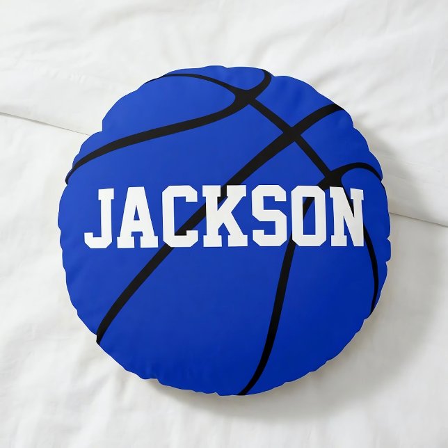 Blauwe Basketbal Douane Ronde Worp Kussen (Personalized blue basketball pillow on bed.)
