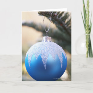 Blauwe baubel op kerstboom, close-up feestdagen kaart