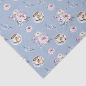 Blauwe beker van thee met roze bloemen tissuepapier (Detail)