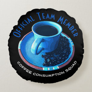 Blauwe beker, zwarte koffie, saucer en bonen rond kussen