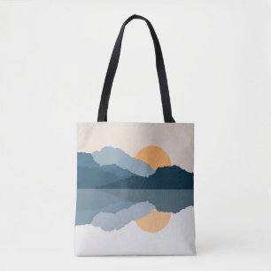 Blauwe bergen weerspiegeld in het meer tote bag