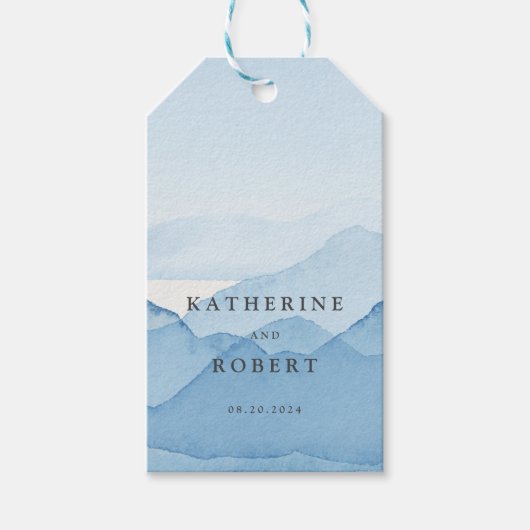 Blauwe Bergketen Landschap Trouw Monogram Cadeaulabel (Voorkant)