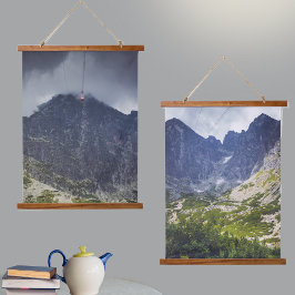 Blauwe bergtoppen en een vallei hangend wandkleed