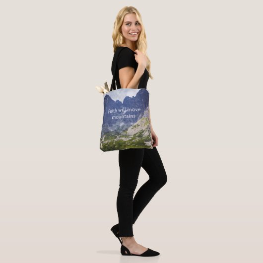 Blauwe bergtoppen en een vallei tote bag (Op model)