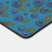 Blauwe bessen op blauw bureaumat (Hoek)