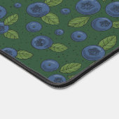 Blauwe bessen op donkergroen bureaumat (Hoek)