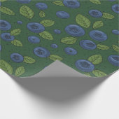 Blauwe bessen op donkergroen cadeaupapier (Hoek)